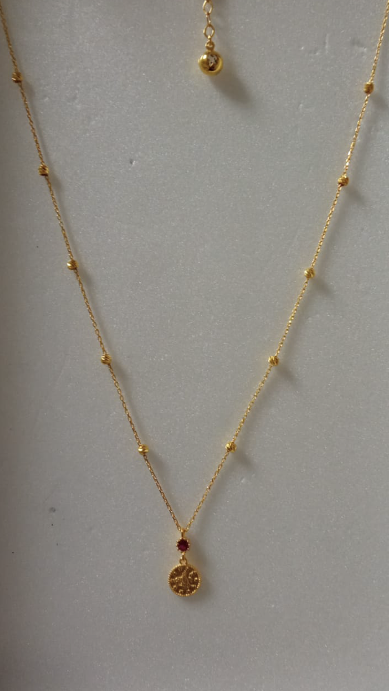 KIRMIZI TAŞLI ATLAMALI DORİKALI TUGRA KOLYE 