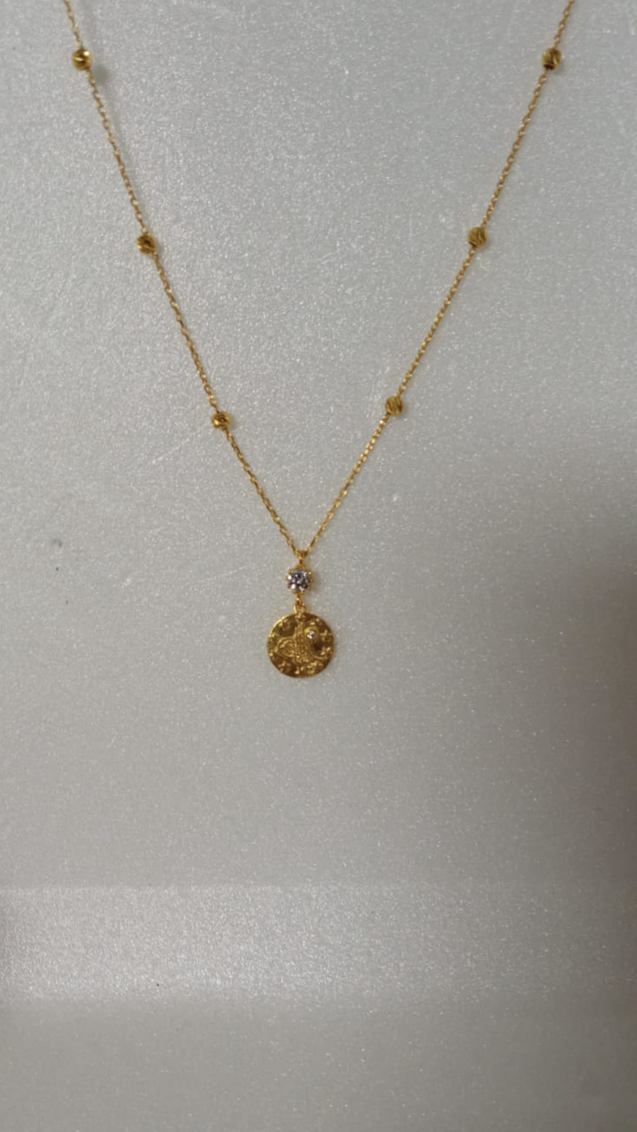 BEYAZ TAŞLI ATLAMALI DORİKALI TAŞLI TUGRA KOLYE