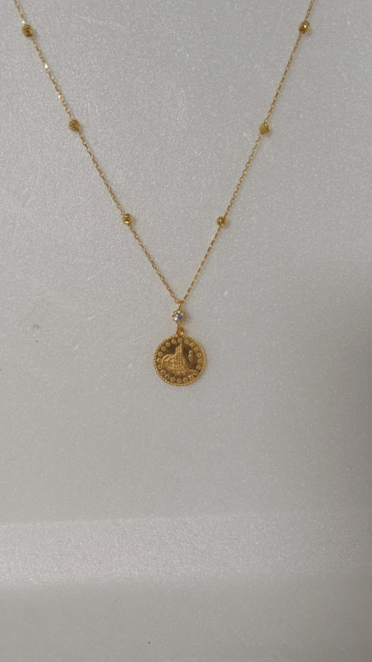 BEYAZ TAŞLI DORİKA ATLAMALI TUGRA KOLYE