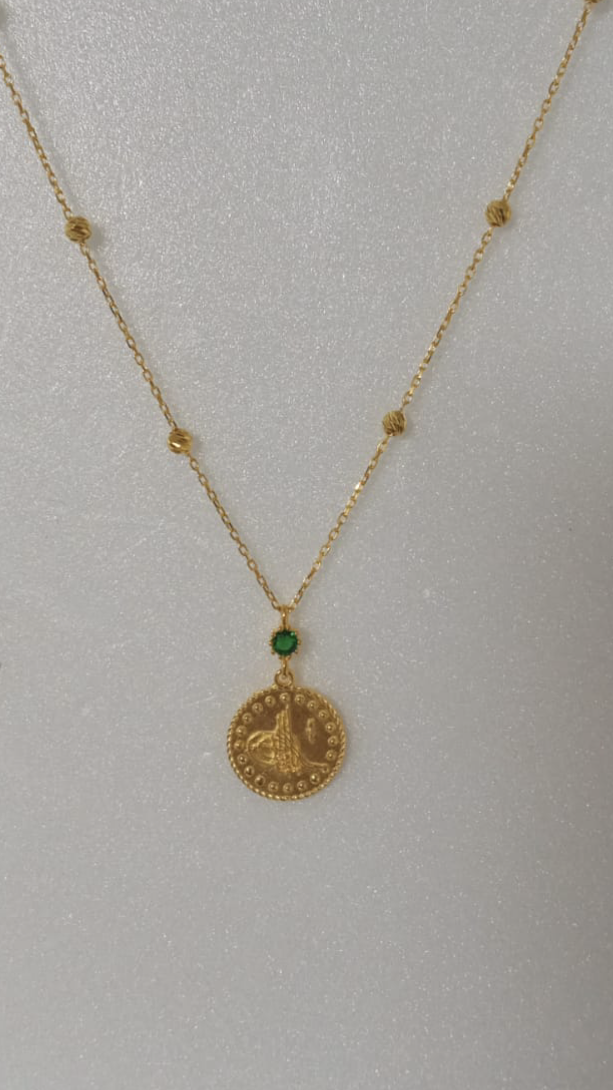 YEŞİL TAŞLI DORİKA ATLAMALI TUGRA KOLYE