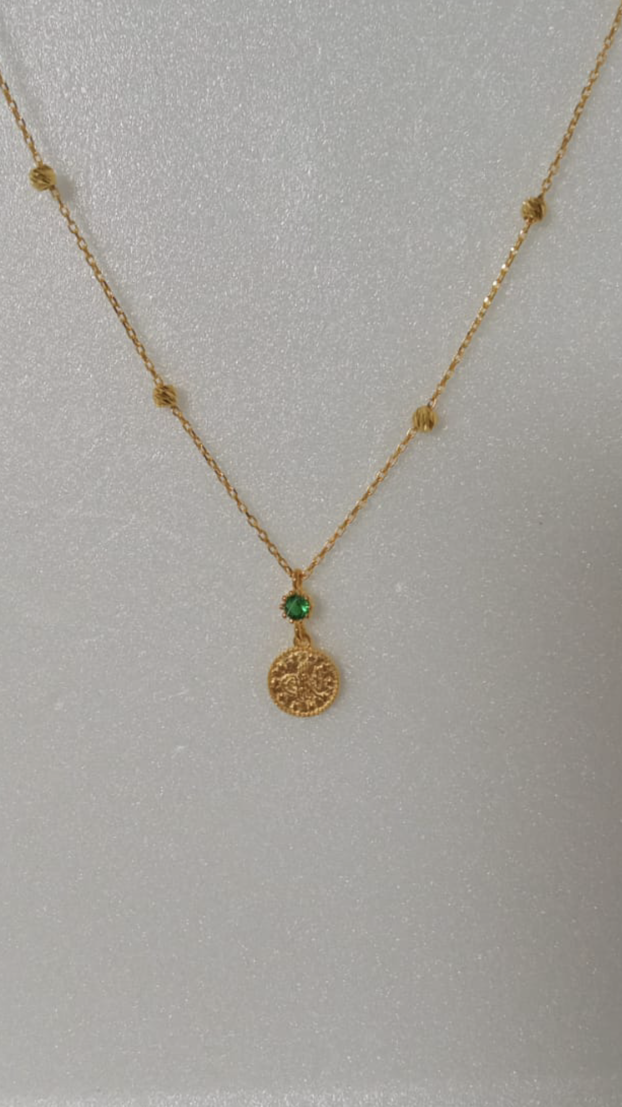 YEŞİL TAŞLI DORİKA ATLAMALI TUGRA KOLYE