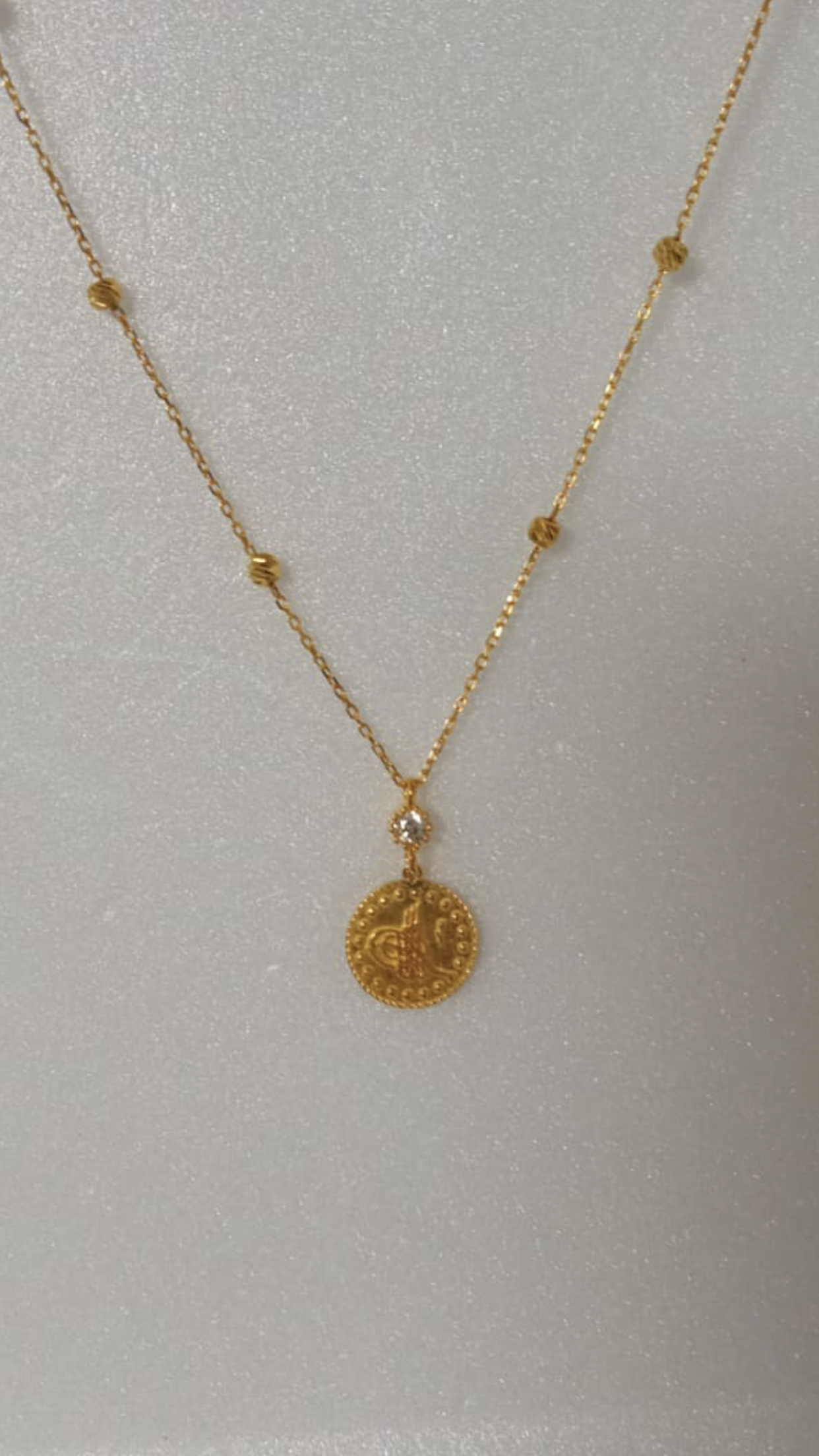 BEYAZ TAŞLI ATLAMALI DORİKALI TUGRA KOLYE