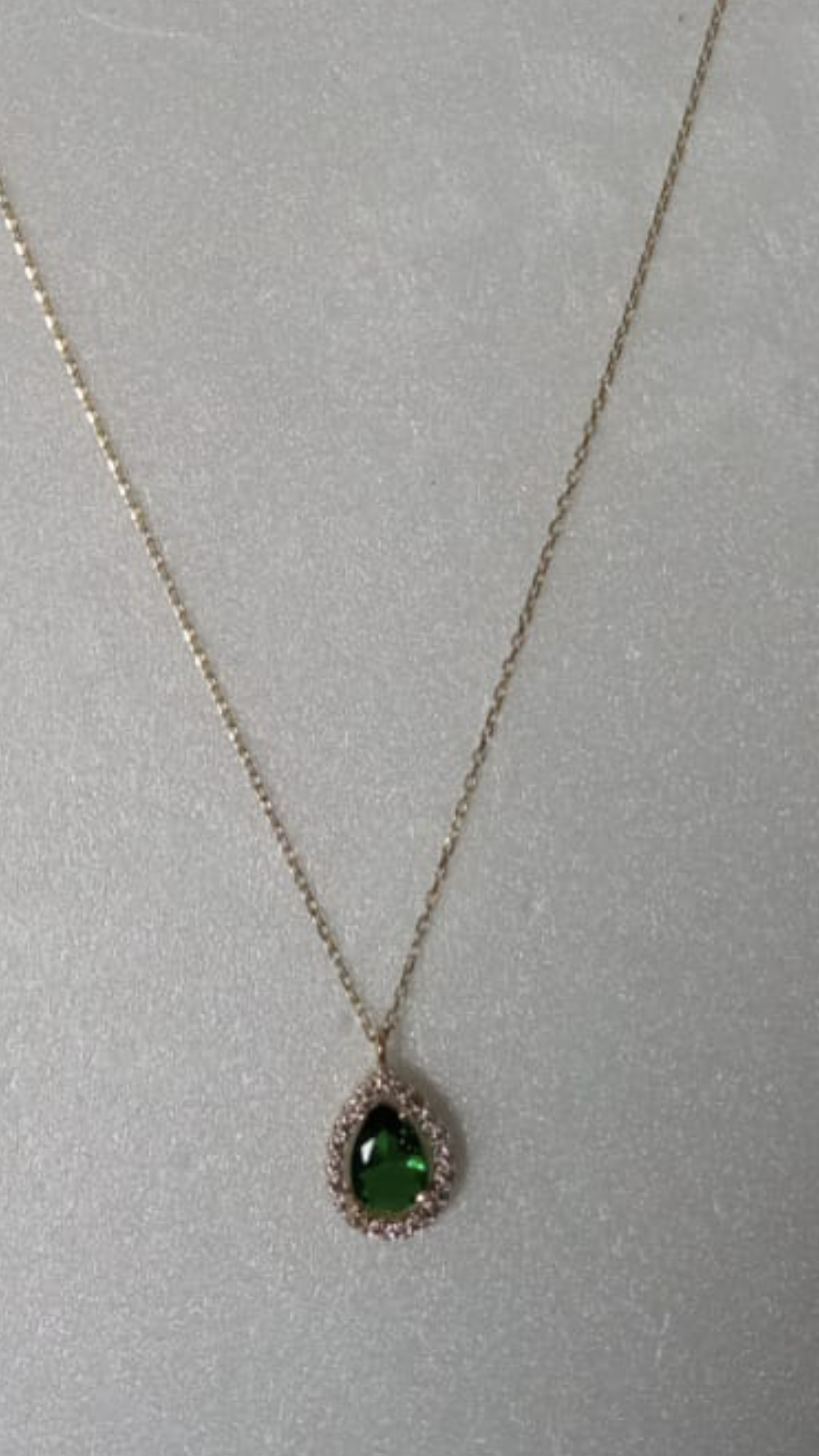 BÜYÜK BOY YEŞİL TAŞLI TEKTAŞ DAMLA KOLYE