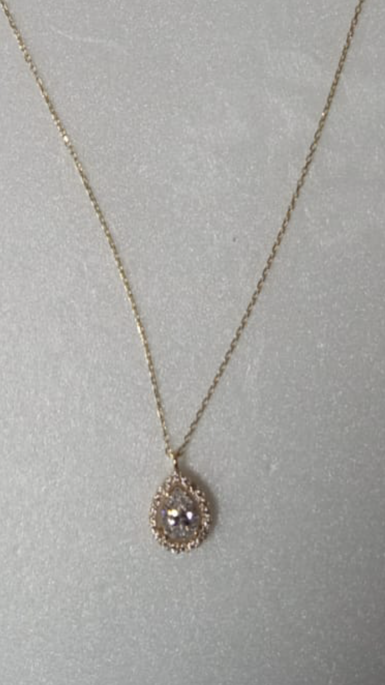 BÜYÜK BOY BEYAZ TAŞLI TEKTAŞ DAMLA KOLYE