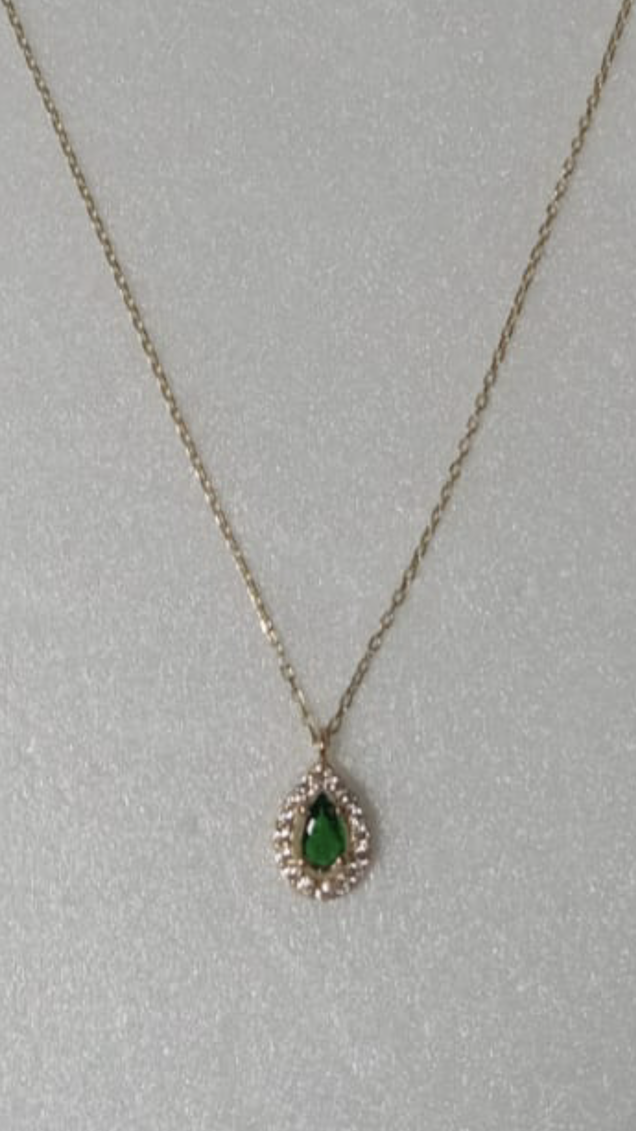 KÜCÜK BOY YEŞİL DAMLA TAŞLI TEKTAŞ KOLYE 